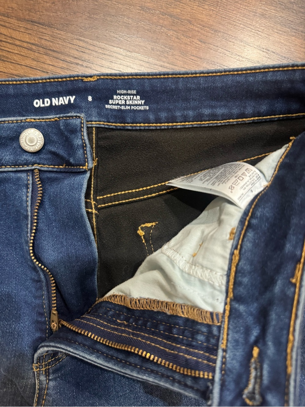 Old Navy Women's Skinny Jeans in Dark Blue Wash - Picture 2 of 3
